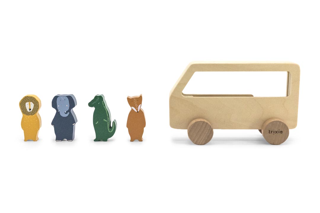 Autobús con animales de madera